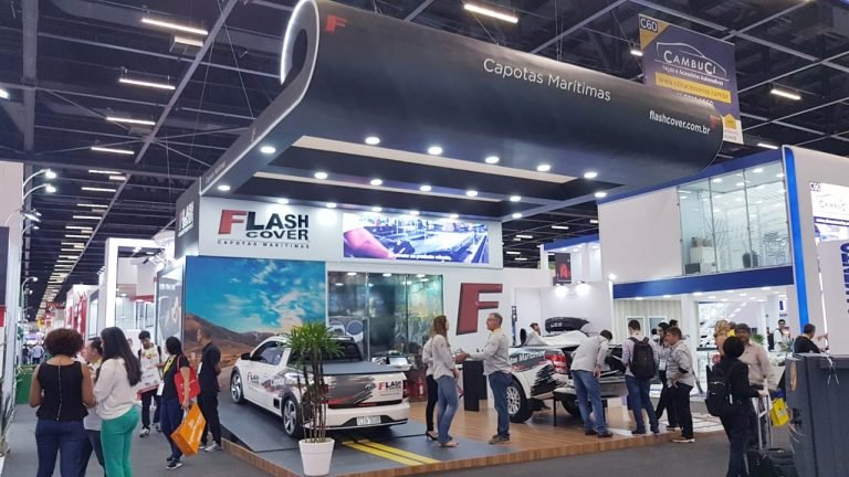 exibição dos produtos flash cover no stand da automec